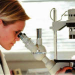 γυναίκα επιστήμων