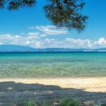 Παραλία Δασύλλιο Πρίνου, Θάσος, με φόντο τις εξέδρες (φωτό Δημήτρης Αθανασίου)