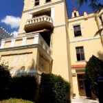 κίτρινο κτίριο