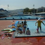 Μπορούμε να ξαναδούμε το ανοιχτό κολυμβητήριο ασφυκτικά γεμάτο από παιδιά, που μαθαίνουν να κολυμπούν κάθε καλοκαίρι