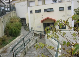 Το κλειστό γυμναστήριο των Ποταμουδίων, δεν είναι φιλόξενο για τα άτομα σε αναπηρικό αμαξίδιο
