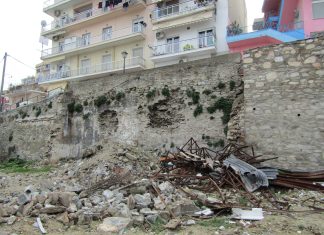 Θα μαζευτούν τα άχρηστα υλικά και θα ενισχυθεί το παλιό τοιχίο στην οδό Κίμωνος;