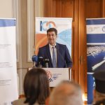 Ο Μάρκος (Δέμπας) έκανε “πρόβα” στο βουλευτικό κοστούμι!