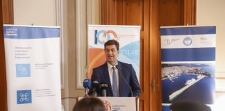 Ο Μάρκος (Δέμπας) έκανε “πρόβα” στο βουλευτικό κοστούμι!