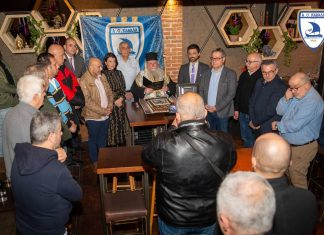 Μία οικογένεια κόβει την βασιλόπιτα όλη μαζί ενωμένη…