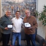 Ο Χάρης Παλτόγλου, απονέμει και πλακέτες εκ μέρους του συλλόγου ΤΑΕΚΒΟΝΤΟ Καβάλας!
