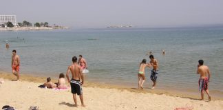 Ούτε η ΕΤ.Α.Δ., ούτε κανένας άλλος φορέας, έχει δικαίωμα να απαγορεύσει την πρόσβαση στην ακτή “Καλαμίτσα” και να ζητήσει ενοίκιο για την χρήση της