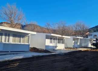 Τοποθετούνται οι προκατασκευασμένες σχολικές αίθουσες στον Αμυγδαλεώνα και την Λυδία