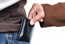 Ημεδαπός έκλεψε πορτοφόλι και έκανε αγορές με τις τραπεζικές κάρτες που είχε μέσα αυτό