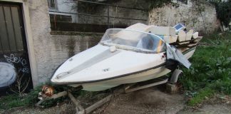Ένα σκάφος εγκαταλείφθηκε στην συνοικία του Τιμίου Σταυρού