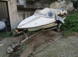 Ένα σκάφος εγκαταλείφθηκε στην συνοικία του Τιμίου Σταυρού