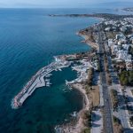 Λακκούβες, σκουπίδια και “κουφάρια” κτηρίων, υπάρχουν και στην “αθηναϊκή Ριβιέρα”!