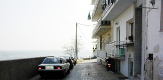 “Ναι” στο ξενοδοχείο, αλλά “όχι” στα σπίτια AirBnB, στην παλιά πόλη της Καβάλας, για θέση στάθμευσης