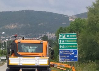 Στην περιοχή της Χρυσούπολης: Διαμορφώνεται η βλάστηση δίπλα στο επαρχιακό οδικό δίκτυο και κλείνουν οι λακκούβες με ψυχρή πίσσα
