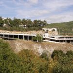 Τέσσερα έτη, σχεδόν, ο Θίοντορ δεν πήρε, ακόμα, το έγγραφο από την ΕΤ.Α.Δ., για να γράψει τον “Διόνυσο” στο Κτηματολόγιο!