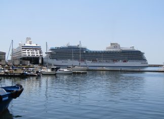 Ντόπιοι και επισκέπτες «χάζεψαν» τα εντυπωσιακά κρουαζιερόπλοια