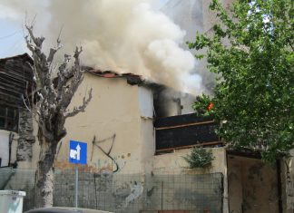 Ζήτησε (και πήρε) αναβολή από το δικαστήριο, ο φερόμενος δράστης της πυρκαγιάς στο ακατοίκητο σπίτι δίπλα στις Καμάρες