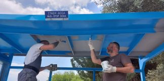 Εθελοντές έβαψαν τις στάσεις λεωφορείων στο Παληό