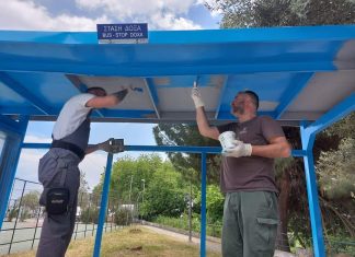 Εθελοντές έβαψαν τις στάσεις λεωφορείων στο Παληό