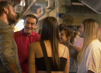 Ο Μάκης Παπαδόπουλος ήπιε ποτό και μίλησε με τους νέους Καβαλιώτες