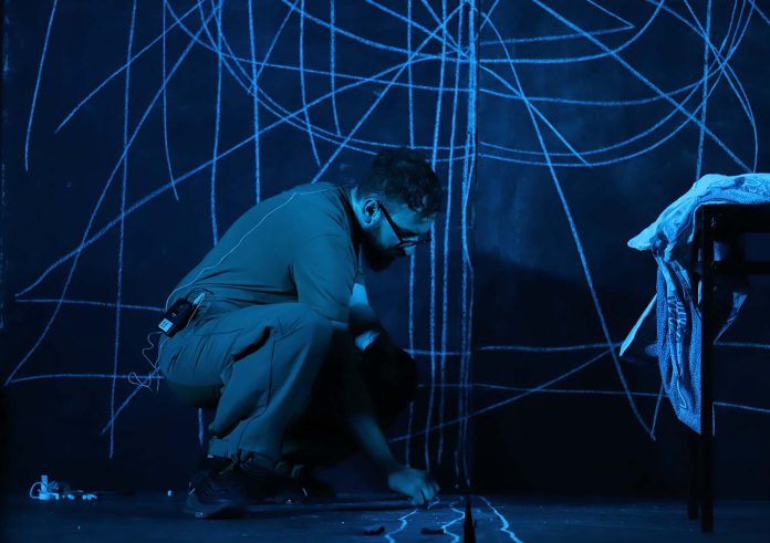 Κωνσταντίνος Παπαχαράλαμπος, performance Ο Πόρφυρας, Φεστιβάλ Φιλίππων, 2021 - φωτογραφία Λάσκαρης Τσούτσας