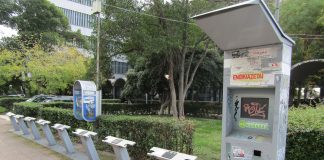 Ο «σταθμός» των δημοτικών ποδηλάτων έγινε σημείο για αφισοκόλληση!