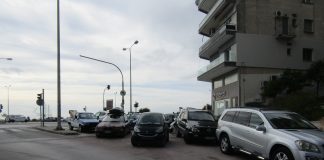 Είναι τόσο δύσκολο, να απαγορευτεί η στάθμευση αυτοκινήτων στην είσοδο της οδού Ελευθερίου Βενιζέλου από το Φάληρο;