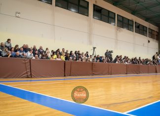 Οι θεατές «παστώνονται» για να δούνε τα παιχνίδια στο γυμναστήριο Ποταμουδίων!