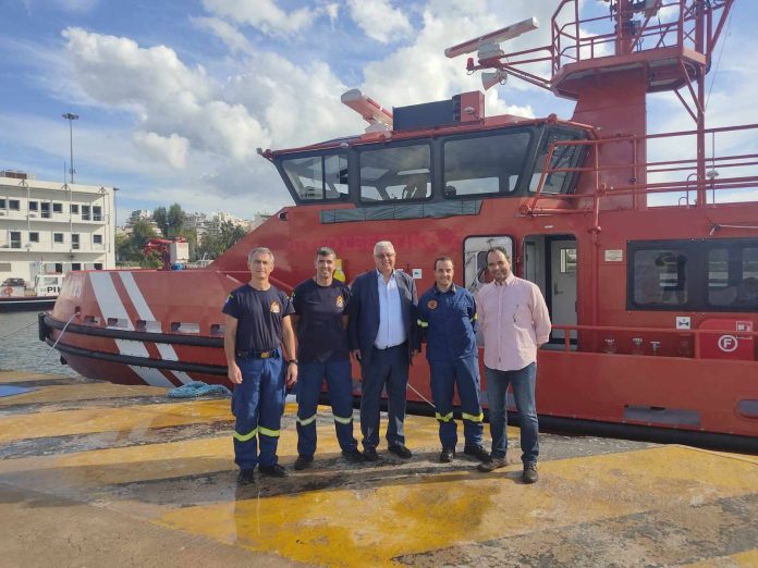 φωτο με νεο πυροσβεστικο πλοίο