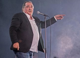 Μεσίστιες κυματίζουν οι σημαίες στα δημοτικά καταστήματα του Δήμου Παγγαίου την ημέρα της κηδείας του Βασίλη Καρρά