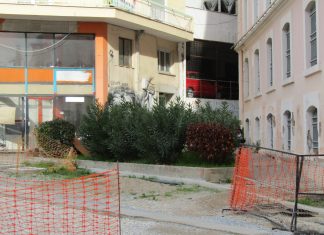 Μήπως να καταργηθεί το παρτέρι στον πεζόδρομο Κασσάνδρου;