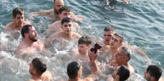 Καβαλιώτες όλων των ηλικιών βούτηξαν και φέτος στην θάλασσα, για να πιάσουν τον σταυρό