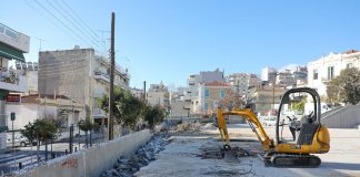 Θα ήταν πιο ωραίο το πέτρινο τοιχίο στην πλατεία Ποταμουδίων