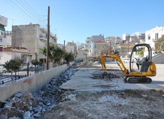 Θα ήταν πιο ωραίο το πέτρινο τοιχίο στην πλατεία Ποταμουδίων