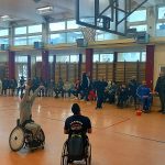 Ενθουσιάστηκαν μαθητές με την επίδειξη του αθλήματος της καλαθοσφαίρισης σε αμαξίδιο