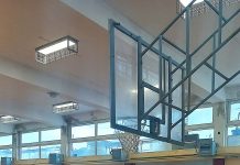 Ενθουσιάστηκαν μαθητές με την επίδειξη του αθλήματος της καλαθοσφαίρισης σε αμαξίδιο