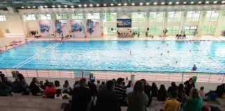 Τοποθετήστε, επιτέλους, καθίσματα στο κολυμβητήριο!