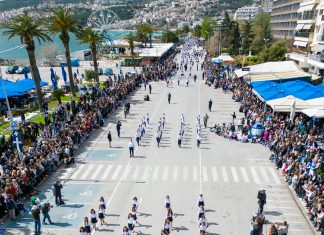 Οι Καβαλιώτες γιόρτασαν την εθνική επέτειο και χειροκρότησαν όσους και όσες παρέλασαν στην παραλιακή λεωφόρο