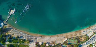 Έτσι φροντίζει την ακτή Βουλιαγμένης η ΕΤ.Α.Δ., για την Καλαμίτσα κάνει «μερεμέτια» ο Δήμος Καβάλας!