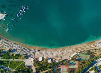 Έτσι φροντίζει την ακτή Βουλιαγμένης η ΕΤ.Α.Δ., για την Καλαμίτσα κάνει «μερεμέτια» ο Δήμος Καβάλας!