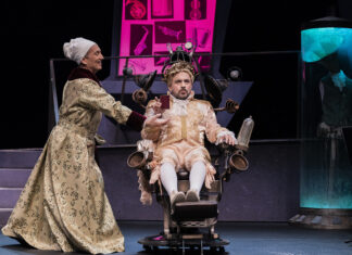 Το σπινθηροβόλο μιούζικαλ «Σιωπή, ο βασιλιάς ακούει» έρχεται στην Καβάλα