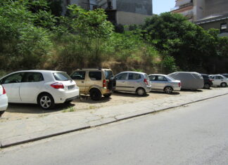 Τα αυτοκίνητα κατέστρεψαν τις πλάκες του πεζοδρομίου