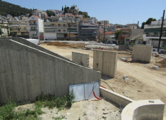 Είναι πλατεία, ή κάποιο «οχυρωματικό έργο», με τόσο τσιμέντο;