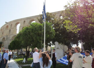 Στην επέτειο της απελευθέρωσης της Καβάλας υψώθηκε μία χειροποίητη ελληνική σημαία των αρχών της δεκαετίας του 1920!