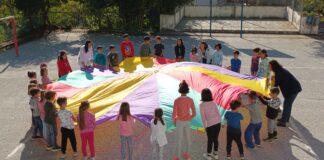 Από το 17ο δημοτικό σχολείο και νηπιαγωγείο Καβάλας: Μαθητές και νήπια έπαιξαν «παιχνίδια του αλεξίπτωτου»