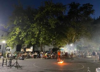 Η πλατεία της Παναγίας Θάσου ζωντάνεψε στην αναβίωση του εθίμου «Αύγουστος Παραύγουστος»