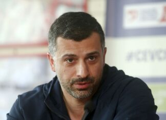 Ο Καβαλιώτης προπονητής της πετοσφαίρισης, Κ. Χριστοφιδέλης, δέχτηκε στο πρόσωπο ένα κέρμα σε αγώνα στα Σκόπια!