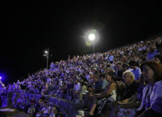 Ήταν κατάμεστο το αρχαίο θέατρο Φιλίππων στην παράσταση «Απόψιν τα μεσάνυχτα»