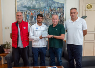 Η βράβευση του πρωταθλητή Ελλάδας, Νικόλα Χατζηαβραάμ, από τον δήμαρχο Καβάλας