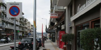 Πρόλαβε να «μαγαρίσει» την καινούργια πινακίδα!